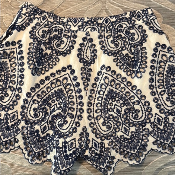 MINKPINK Emilee Anglaise 2 Piece short set sz XS - Picture 2 of 6